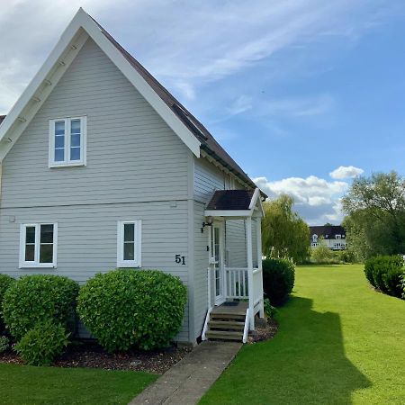 'That One' Our Cotswold Lakeside Lodge Сайърънсестър Екстериор снимка