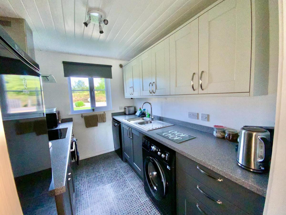 'That One' Our Cotswold Lakeside Lodge Сайърънсестър Екстериор снимка