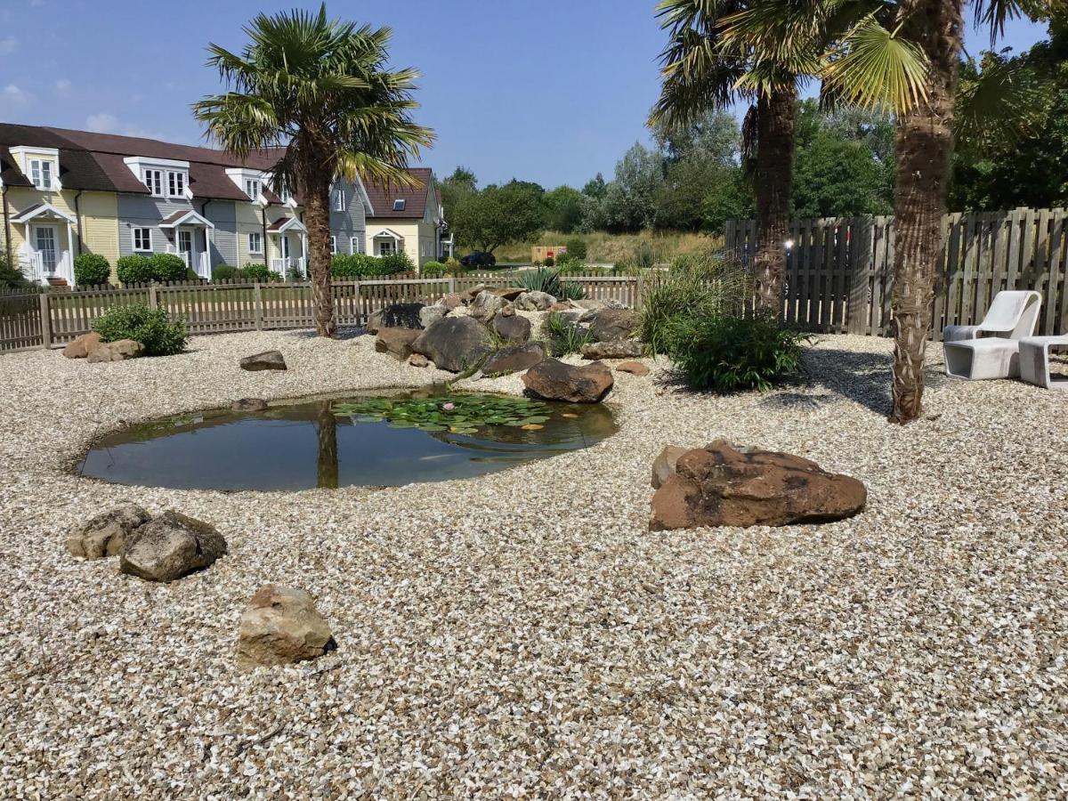'That One' Our Cotswold Lakeside Lodge Сайърънсестър Екстериор снимка