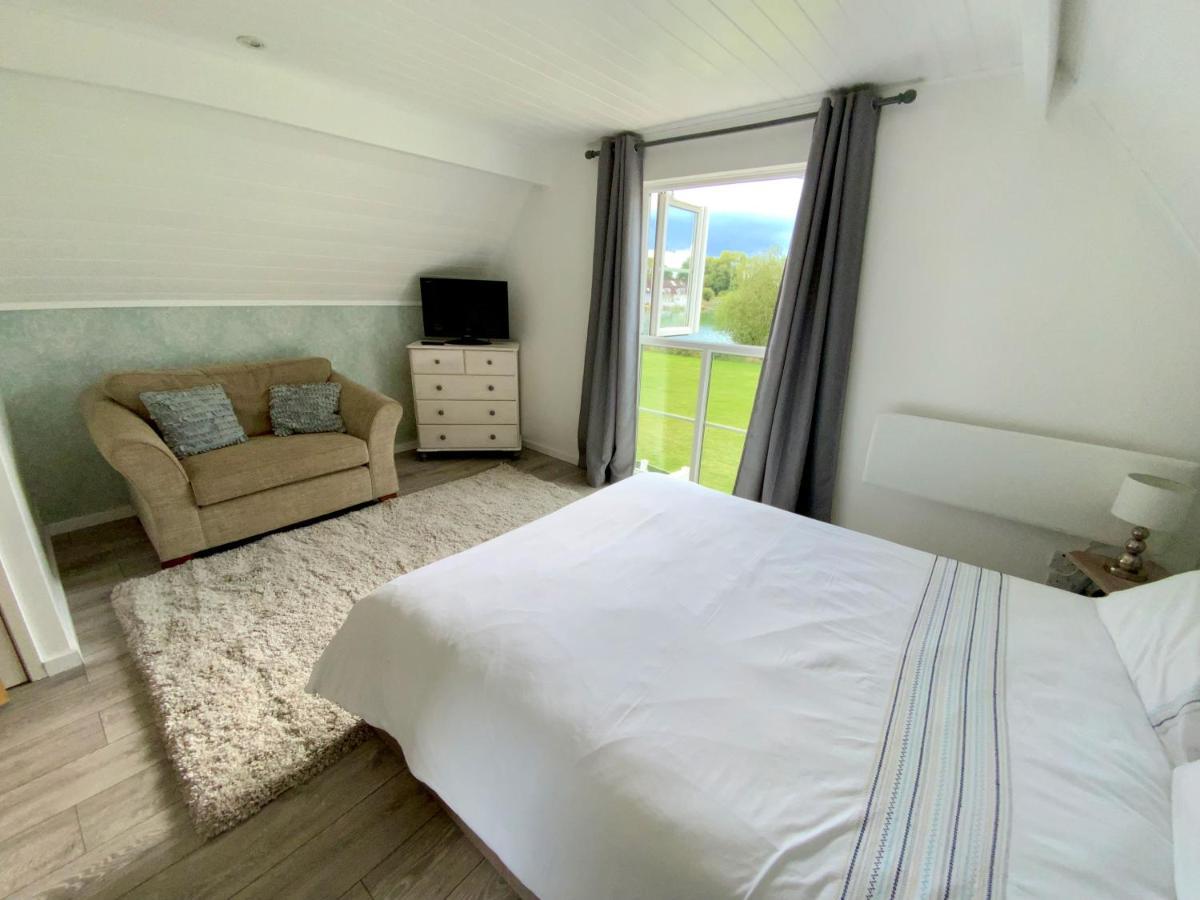 'That One' Our Cotswold Lakeside Lodge Сайърънсестър Екстериор снимка