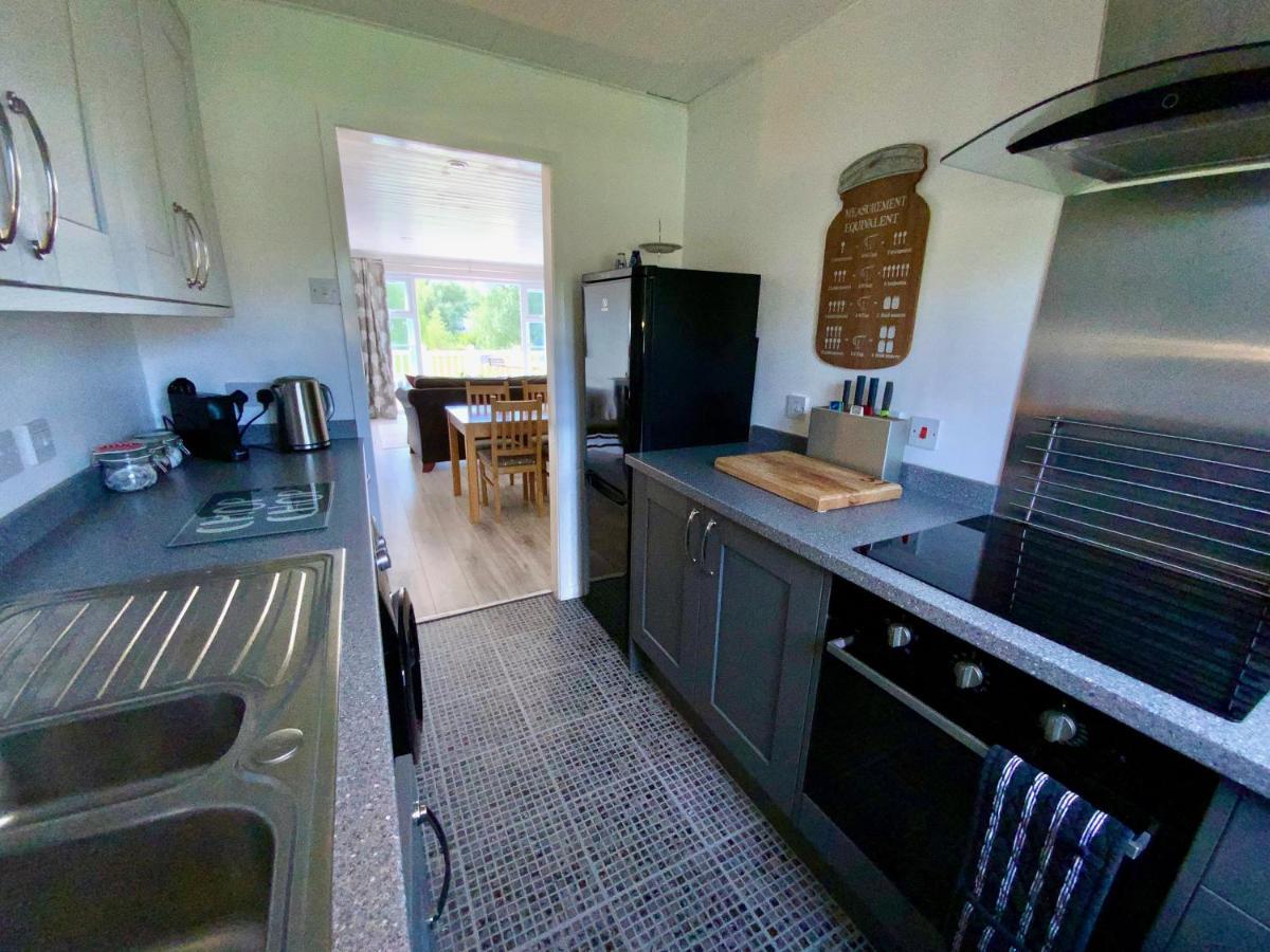 'That One' Our Cotswold Lakeside Lodge Сайърънсестър Екстериор снимка