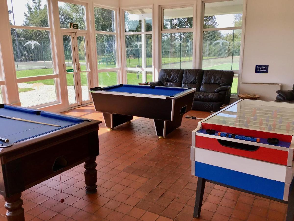 'That One' Our Cotswold Lakeside Lodge Сайърънсестър Екстериор снимка