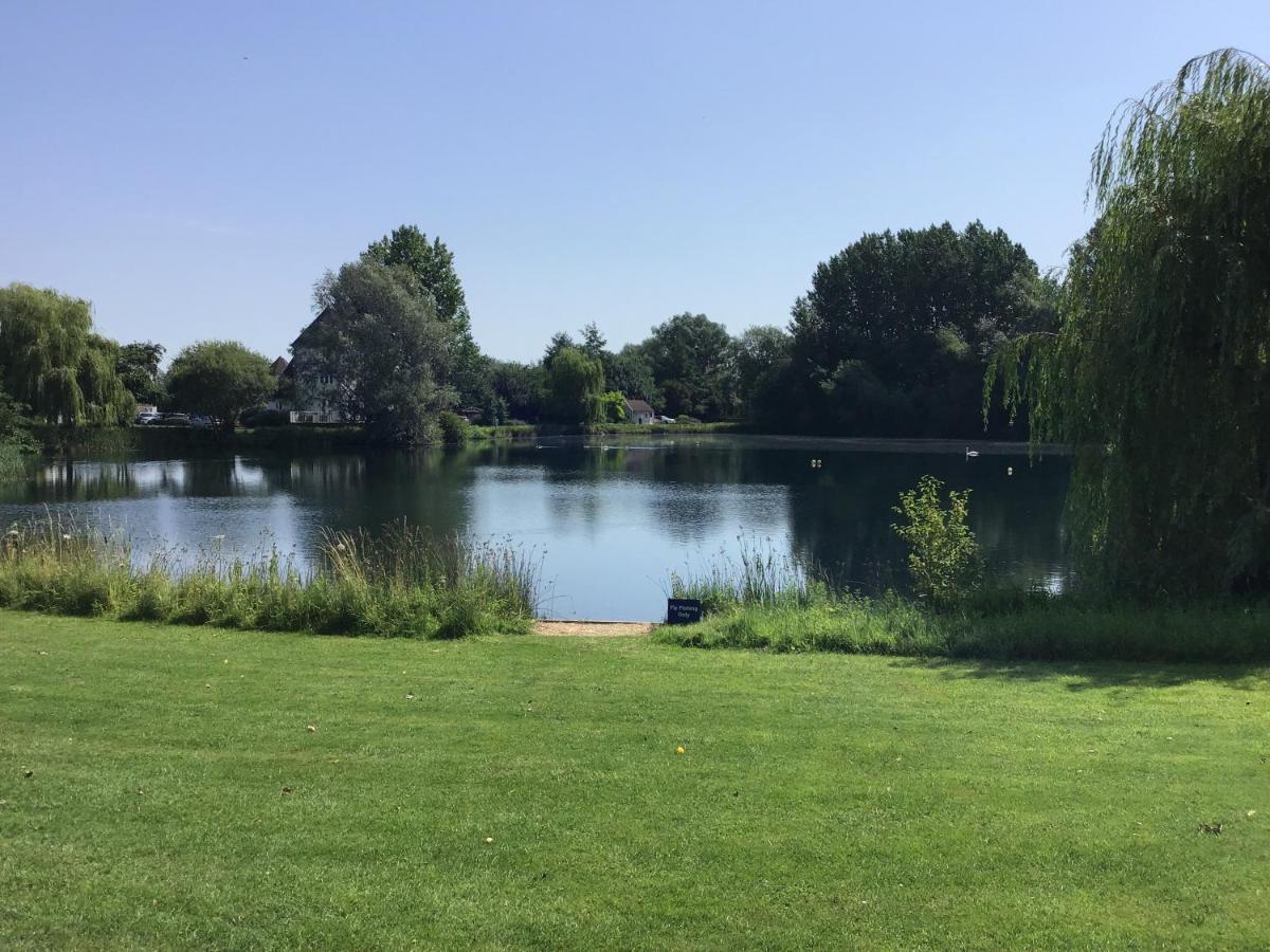 'That One' Our Cotswold Lakeside Lodge Сайърънсестър Екстериор снимка