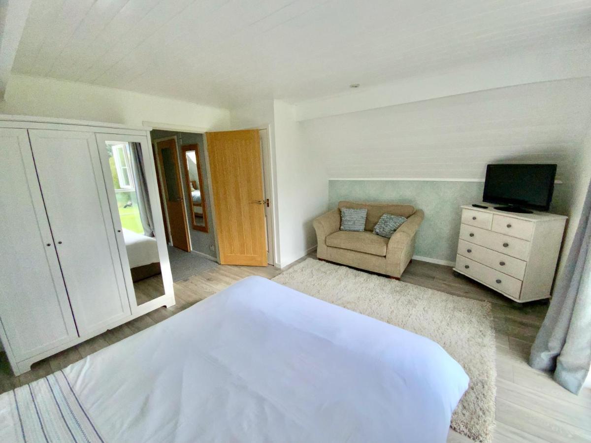 'That One' Our Cotswold Lakeside Lodge Сайърънсестър Екстериор снимка