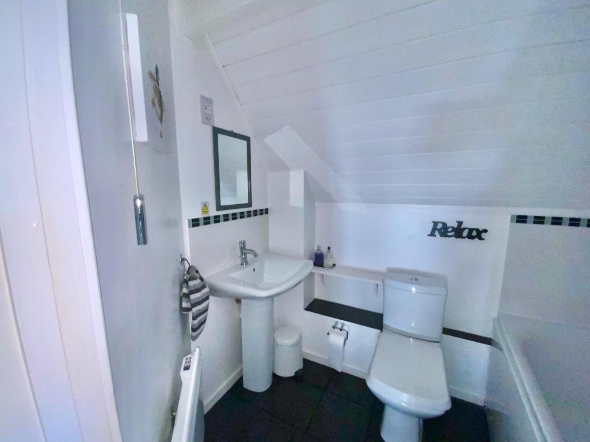'That One' Our Cotswold Lakeside Lodge Сайърънсестър Екстериор снимка