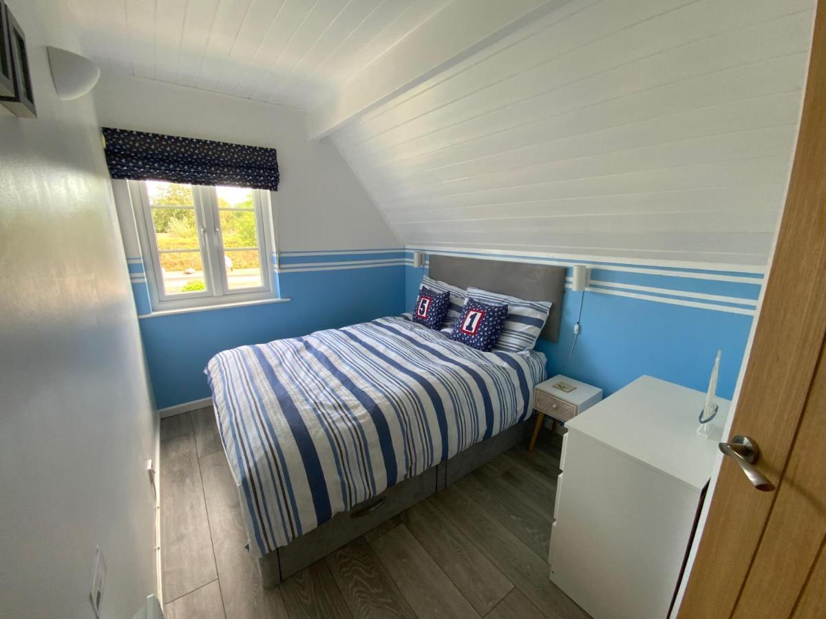 'That One' Our Cotswold Lakeside Lodge Сайърънсестър Екстериор снимка