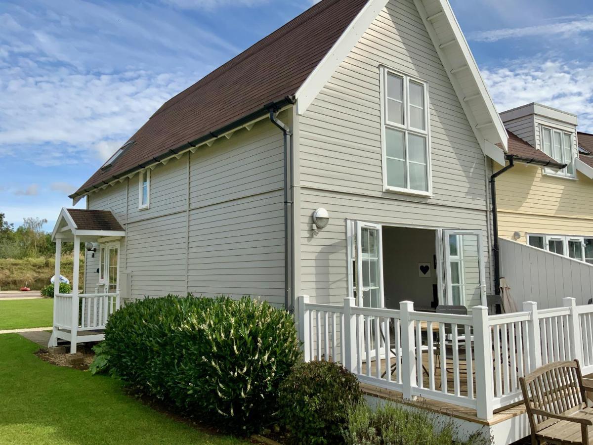 'That One' Our Cotswold Lakeside Lodge Сайърънсестър Екстериор снимка