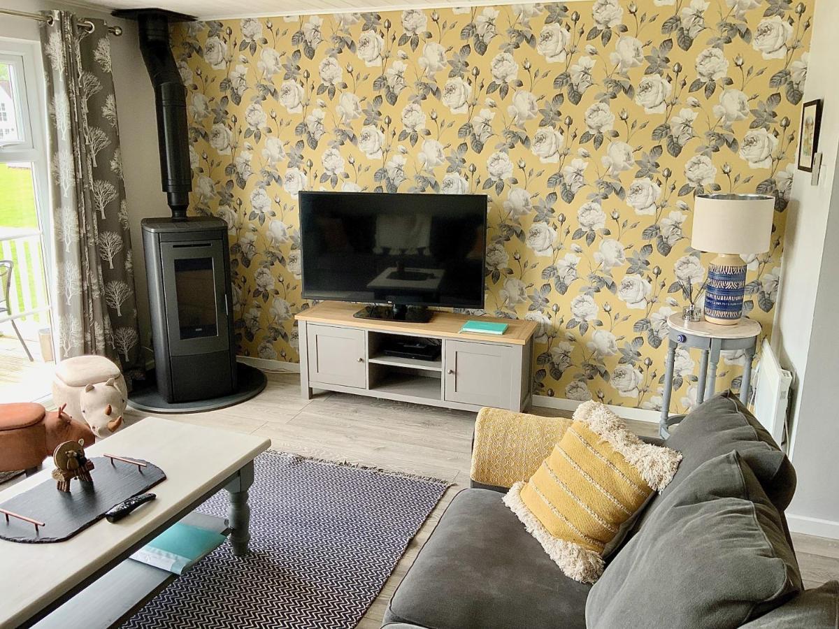 'That One' Our Cotswold Lakeside Lodge Сайърънсестър Екстериор снимка