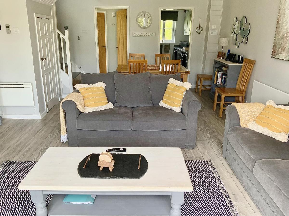 'That One' Our Cotswold Lakeside Lodge Сайърънсестър Екстериор снимка