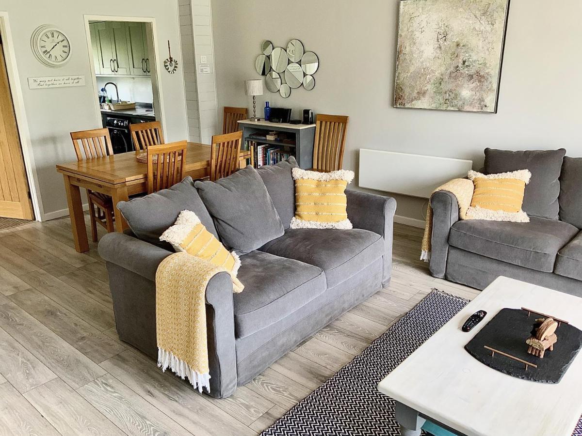 'That One' Our Cotswold Lakeside Lodge Сайърънсестър Екстериор снимка